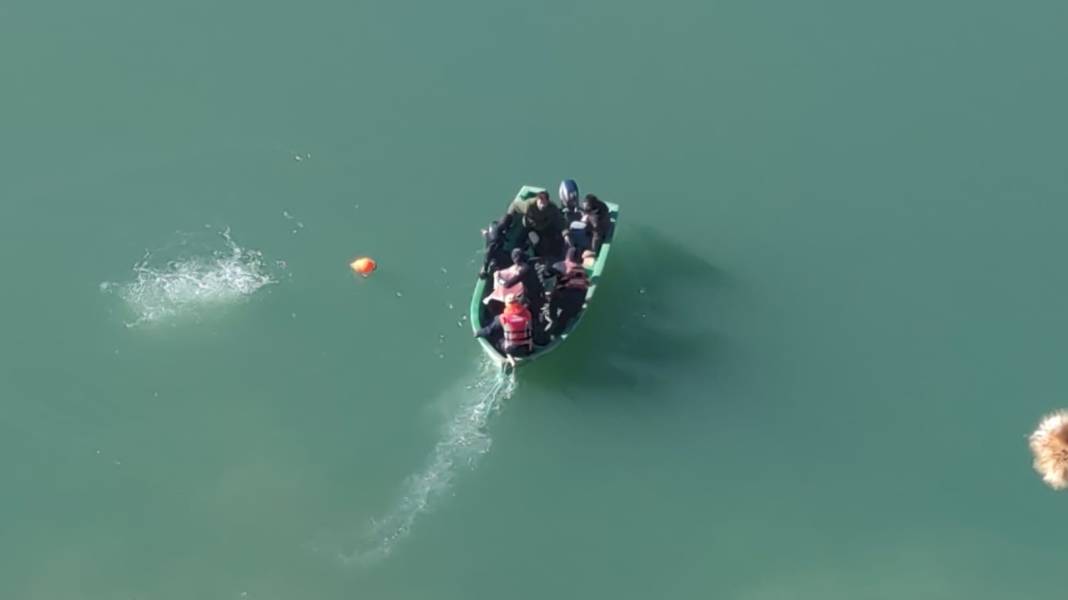 Baraja araç uçtu: 2 kişi ölü olarak çıkartıldı 6